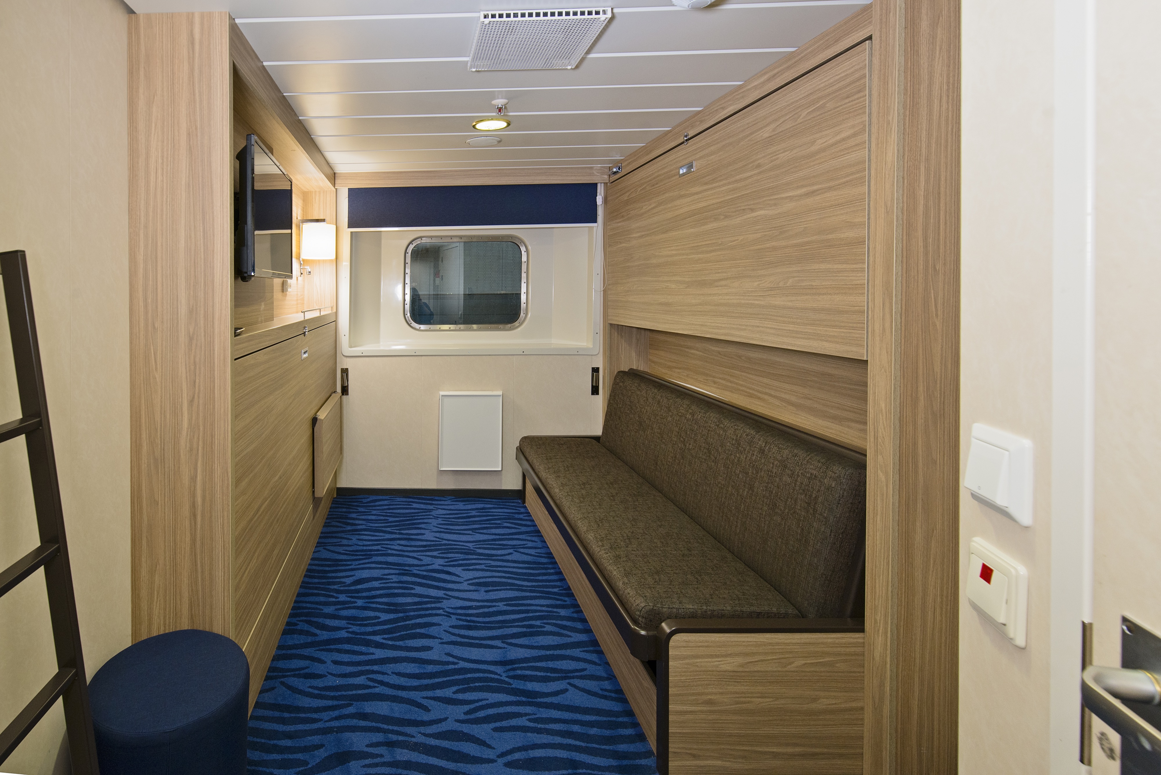 Polar Outside | Triple on lower deck with window
